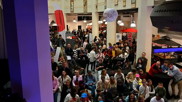 Pełna widownia przed sceną festiwalu