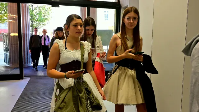 Pierwsze gościnie wchodzą na festiwal w stylizacjach lolita