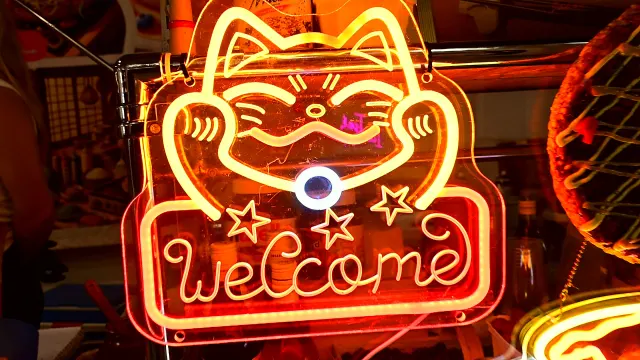 Neon z kotem maneki-neko i napisem Welcome