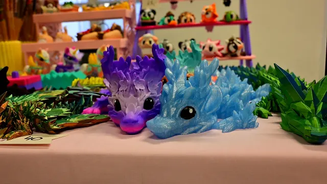 Kolorowe smoki z drukarki 3D na stoisku