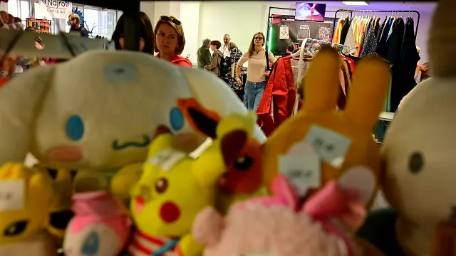 Pluszaki Pikachu i Sanrio na stoisku