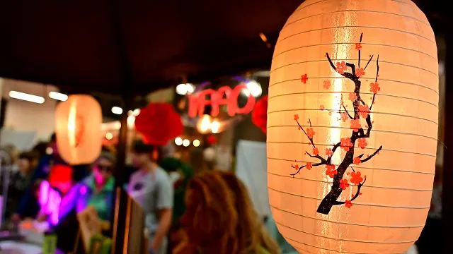 Papierowy lampion z gałązką sakury