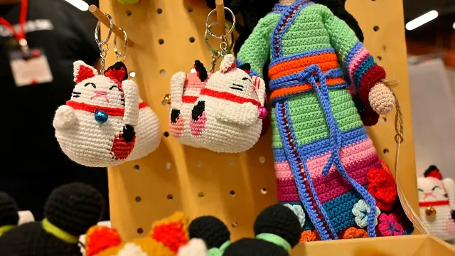 Szydełkowe breloczki maneki-neko i laleczka w kimonie