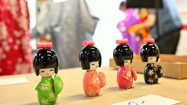 Laleczki kokeshi na stoisku