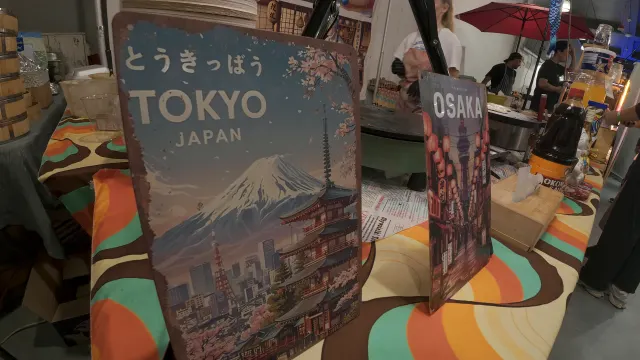Plakaty Tokio i Osaki na stoisku