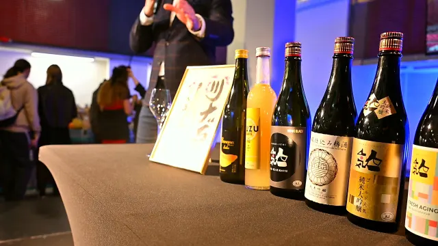Butelki sake na stoisku degustacyjnym
