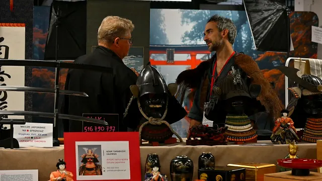 Zbroje samurajskie i hełmy kabuto na stoisku