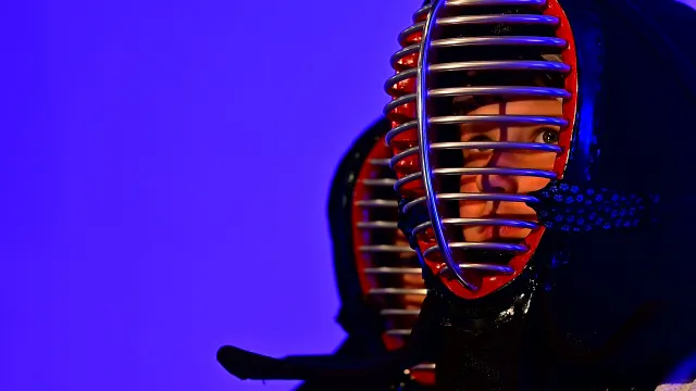 Maska kendo w niebieskim świetle