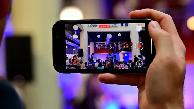 Widz nagrywa pokaz telefonem