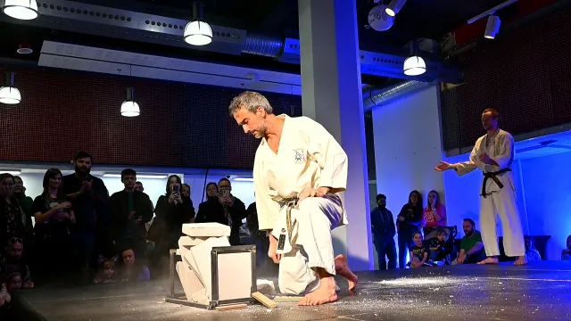 Karateka po rozbiciu stosu płyt