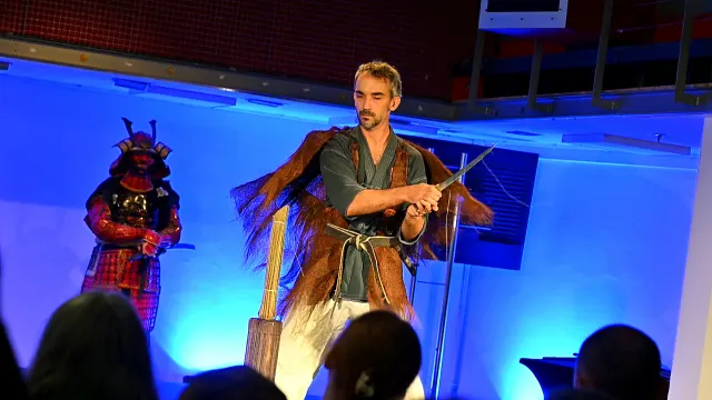 Ronin i samuraj w zbroi na scenie