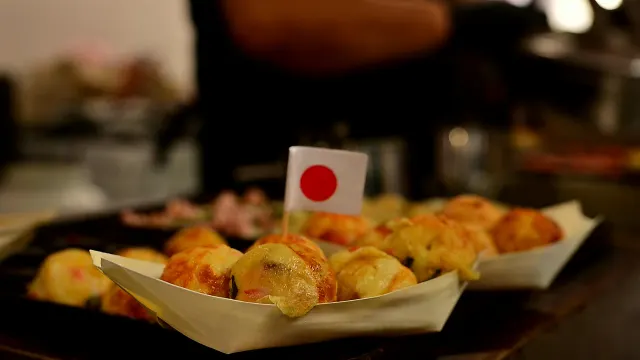 Takoyaki w łódeczkach z flagą Japonii