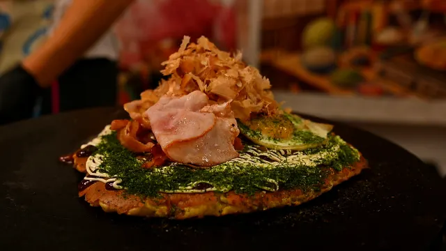 Okonomiyaki z boczkiem i katsuobushi