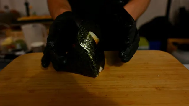 Formowanie onigiri z ryżu i nori