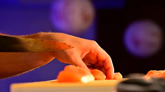 Krojenie sashimi z bliska