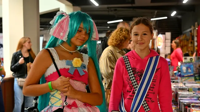 Cosplayerka Hatsune Miku z koleżanką